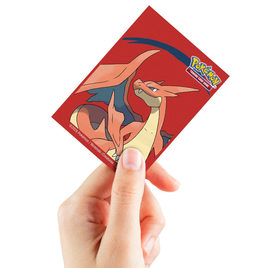 Ultra Pro Mega Charizard Y sleeve in de hand