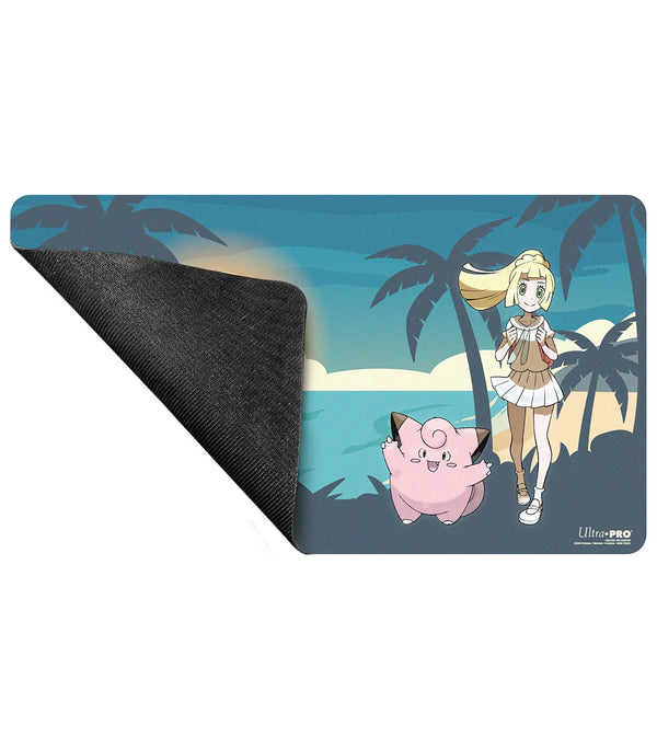 Ultra PRO Lillie und Clefairy Spielmatte mit umgeschlagener Ecke und sichtbarer rutschfester Gummiunterseite