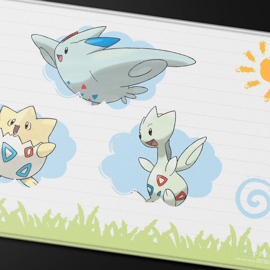 Detail van de gestikte rand en Pokémon-illustratie van de Ultra PRO Togepi Evolutions playmat
