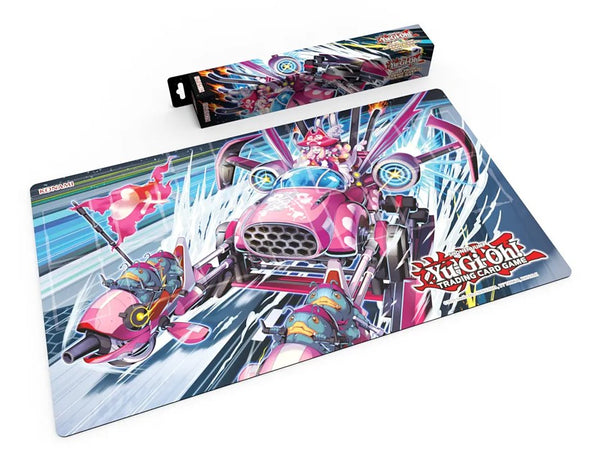 Yu-Gi-Oh! Gold Pride – Chariot Carrie playmat schuin uitgerold, met daarachter de retailverpakking van de speelmat